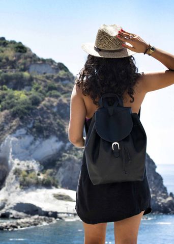 Die Frau blickt auf die kleine Inselbucht von Ischia.