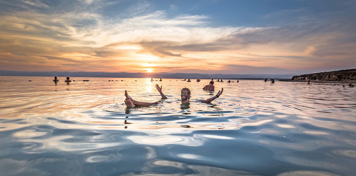Mann schwimmt im Toten Meer