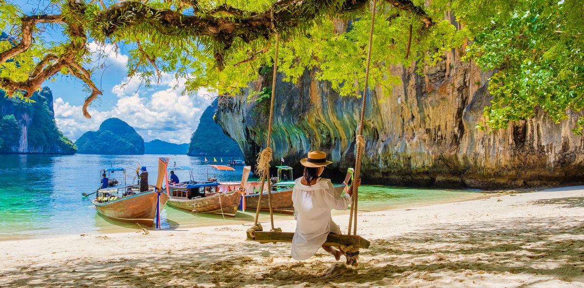 Frau auf Schaukel am Strand von Thailand