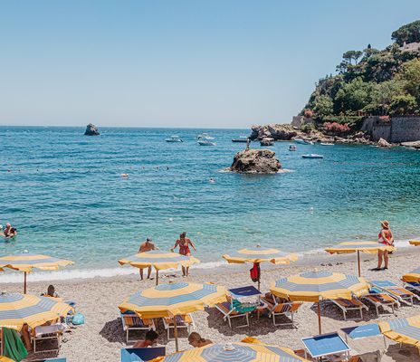 Strand auf Sizilien mit Sonnenschirmen und Badegästen