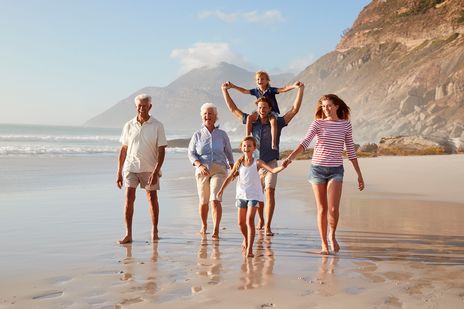 Familie gemeinsam am Strand