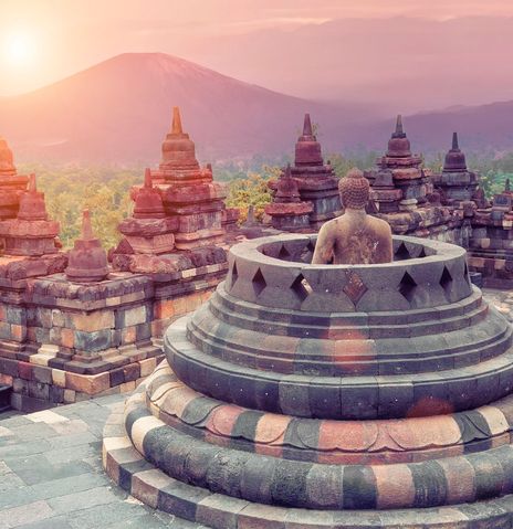 Der buddhistische Borobudur-Tempel auf Java bei Sonnenaufgang