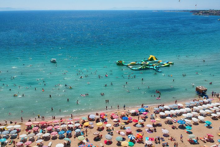 Sonnenschirme und Badegäste am Altınkum Strand in Didim