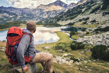  Ein Wanderer blickt auf das Pirin Gebirge 