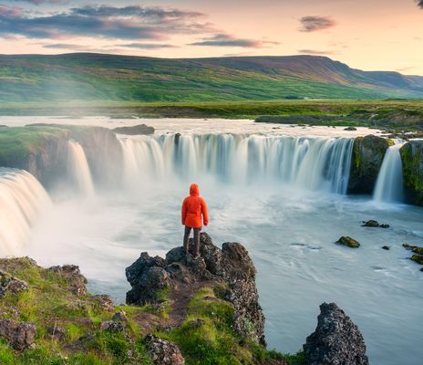 Mann am Wasserfall auf Island