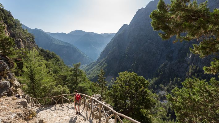 Frau beim Wandern auf Kreta