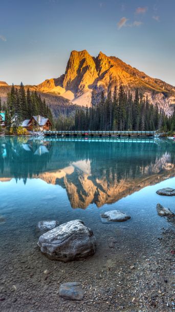 Goldenes Abendlicht über Bergsee im Yoho Nationalpark mit Felsen
