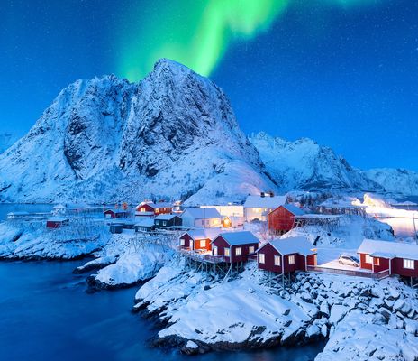 Polarlichter über den verschneiten Lofoten in Norwegen