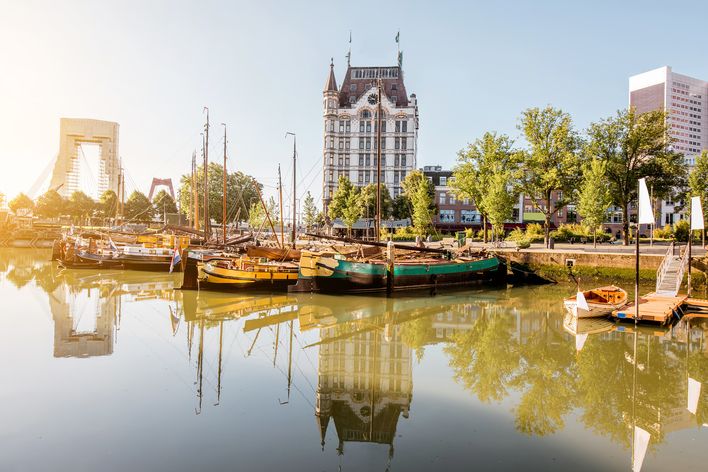 Skyline und Hafenbecken von Rotterdam bei Abendlicht
