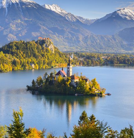 Blick auf den Bleder See in Rečica mit Inselkirche, Bergen und spiegelndem Wasser
