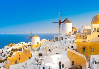 Blick über die typischen kykladischen weißen Klippenhäuser auf Santorini aufs Meer