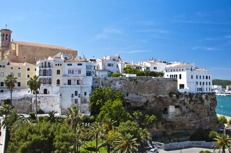 Blick auf Mahón auf der Insel Menorca