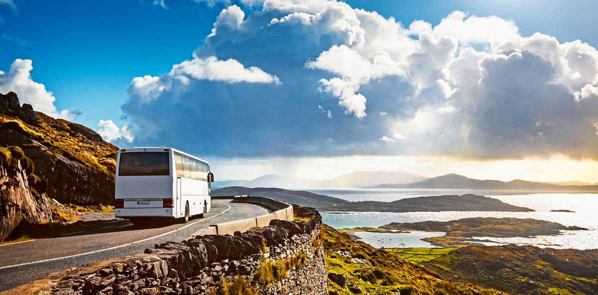Ein Bus fährt über die Straße am Ring of Kerry