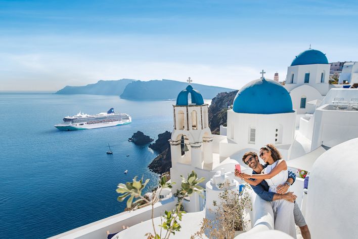 Paar bei Landausflug in Santorin