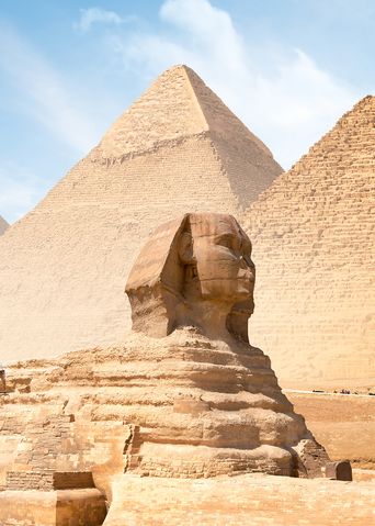 Sphinx vor den großen Pyramiden in Ägypten