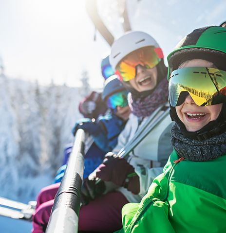 Familie unterwegs im Skilift