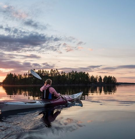 Frau auf Kanu in Finnland