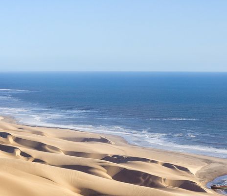 Blick auf die Dünenlandschaft bei Walvis Bay an der Atlantikküste Namibias