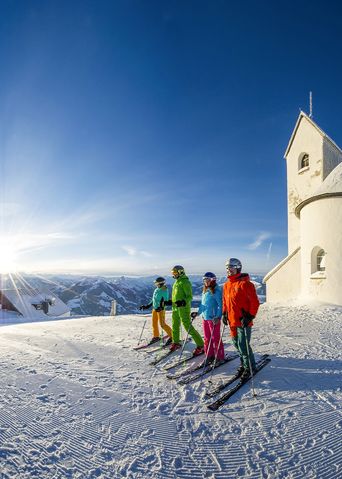 Gruppe beim Skifahren