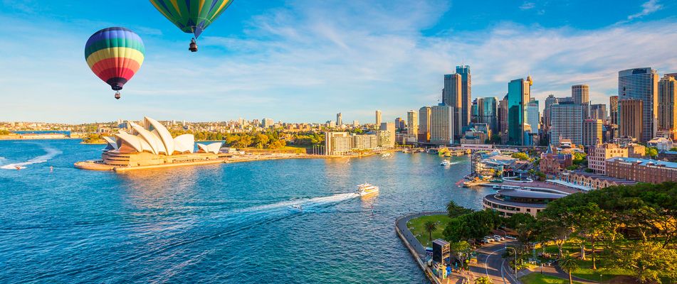 Heißluftballons fliegen über Sydney