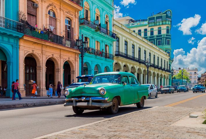 Oldtimer fährt durch Havanna