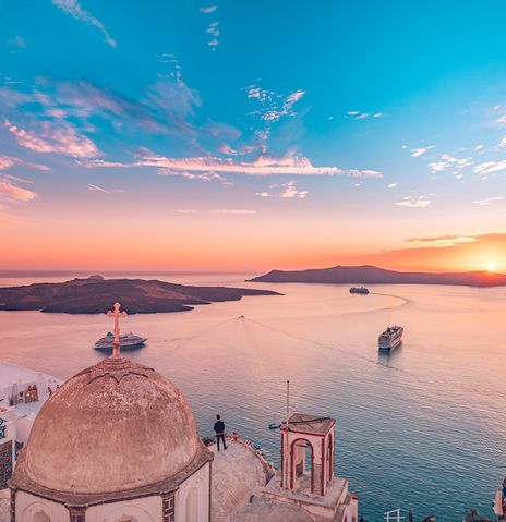 Kreuzfahrtschiffe in der Bucht vor Santorini bei Sonnenuntergang