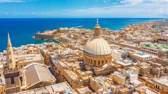 Luftaufnahme der Stadt Valletta mit der bedeutenden Kuppel der Karmeliterkirche, Malta