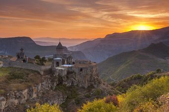 Das historische Kloster Tatew in Armenien bei Sonnenuntergang