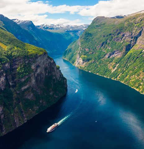 Blick auf ein Schiff, welches durch den Geirangerfjord fährt