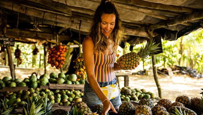 Touristin auf einem lokalen Markt in Costa Rica mit frischem Obst und Gemüse