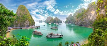 Halong Bucht mit Schiffen