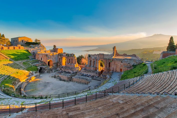 Antikes Theater von Taormina mit Blick auf Landschaft und Meer