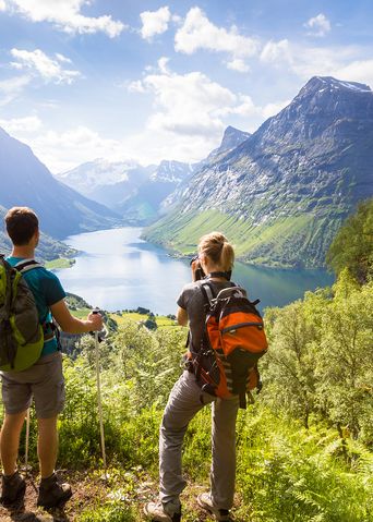 Ein Paar beim wandern mit Ausblick auf einen See