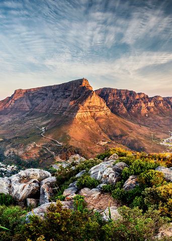 Panoramabild auf Tafelberg im Vordergrund Kapstadt