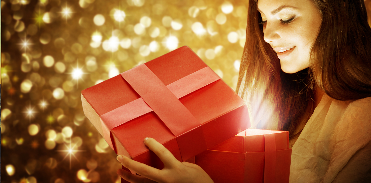 Frau mit Geschenkbox in der Hand