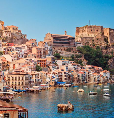 Ausblick auf die Stadt Scilla in Kalabrien in Italien