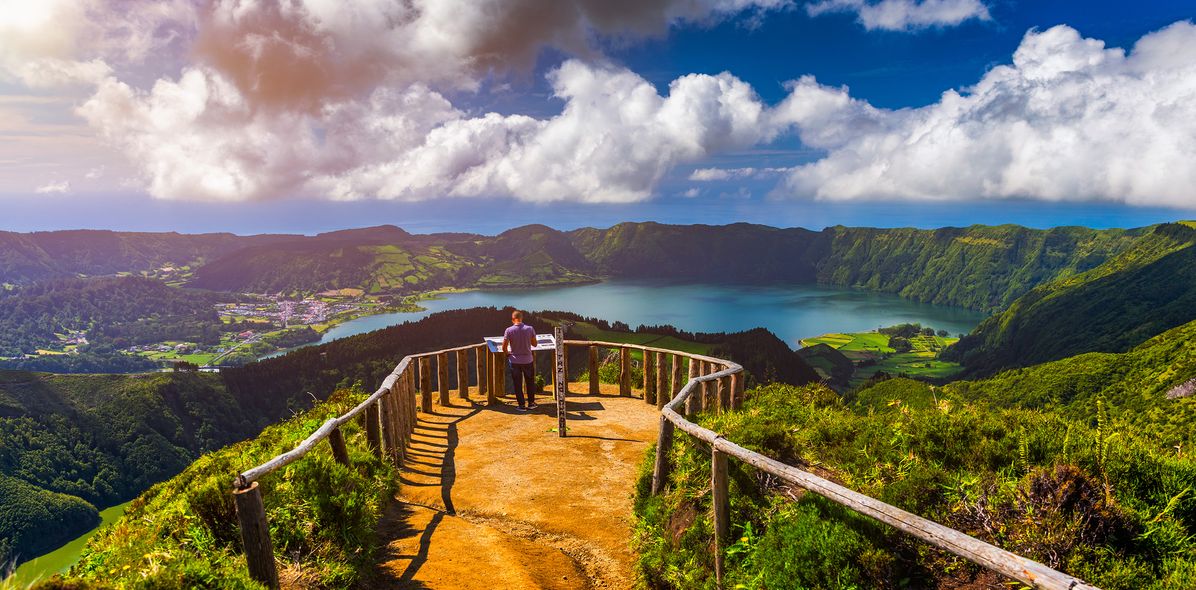 Mann an einem Aussichtspunkt auf São Miguel, Sete Cidades