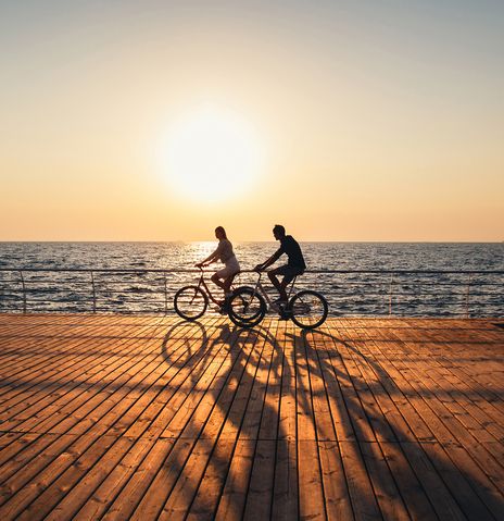 Paar beim Fahrradfahren am Meer