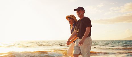 Paar spaziert am Strand