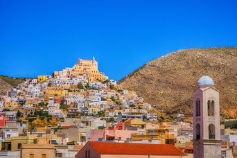Häuser im Felsen von Syros auf den Griechischen Inseln