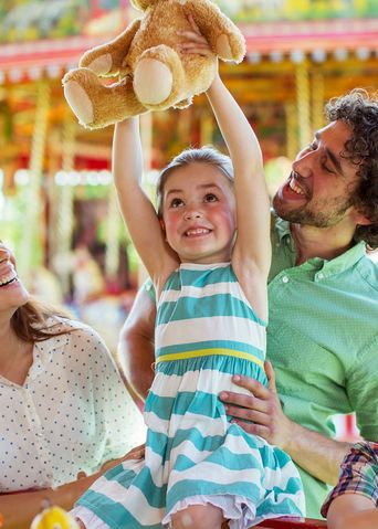 Familie im Freizeitpark