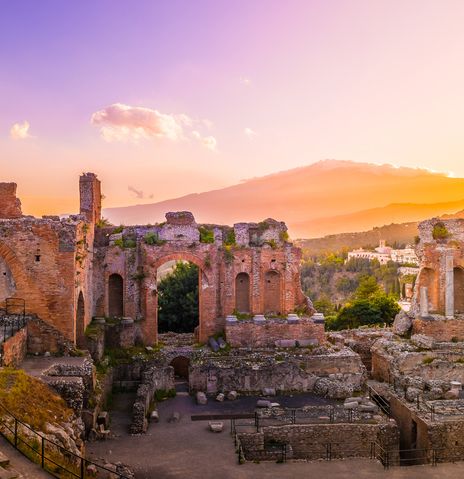 Antikes Theater von Taormina bei Sonnenuntergang