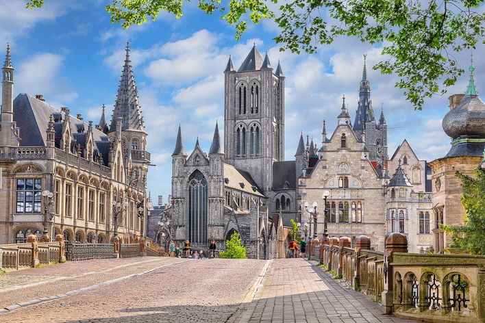 Blick auf die Altstadt von Gent mit Kathedrale und historischen Gebäuden
