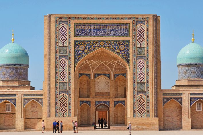 Religiöse Barak Khan Medrese in Taschkent mit Kuppeln und Minaretten