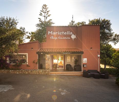 Eingang Ferienhotel Maristella auf Korsika