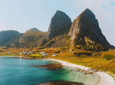 Sandstrand und Bergfelsen auf der Insel Traena in Helgeland in Norwegen