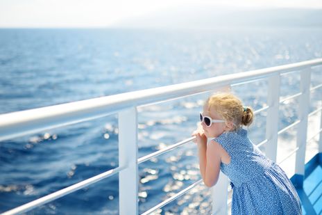 Kind auf einem Kreuzfahrtschiff