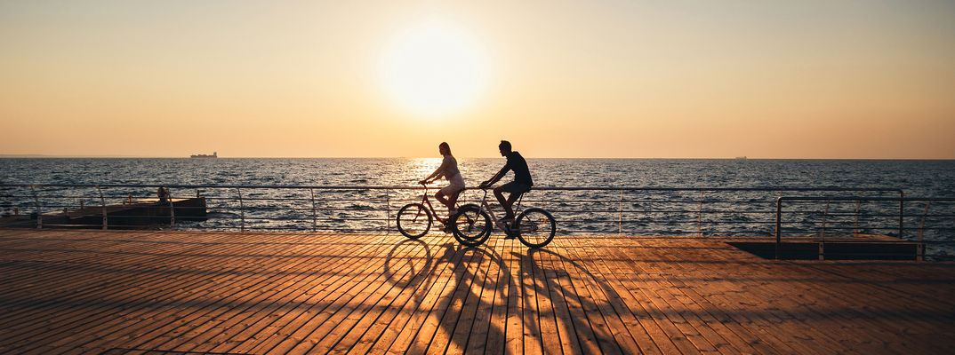 Paar gemeinsam beim Radfahren am Meer