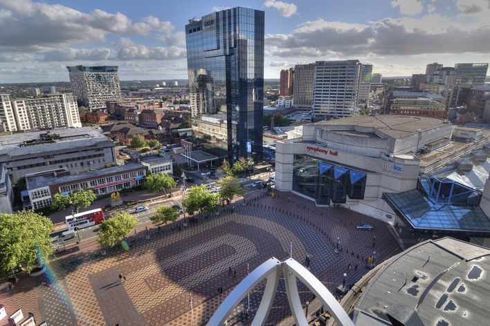 Moderne Skyline und Bahnhofsumfeld im Zentrum von Birmingham