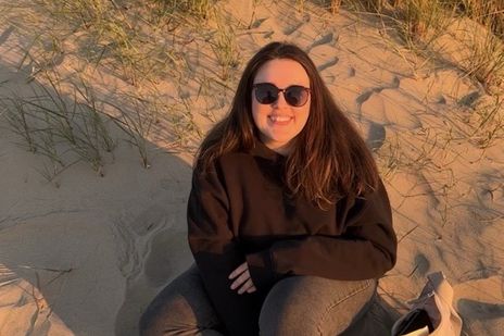 Mitarbeiterin Jana beim Sonnenuntergang am Nordseestrand in den Niederlanden